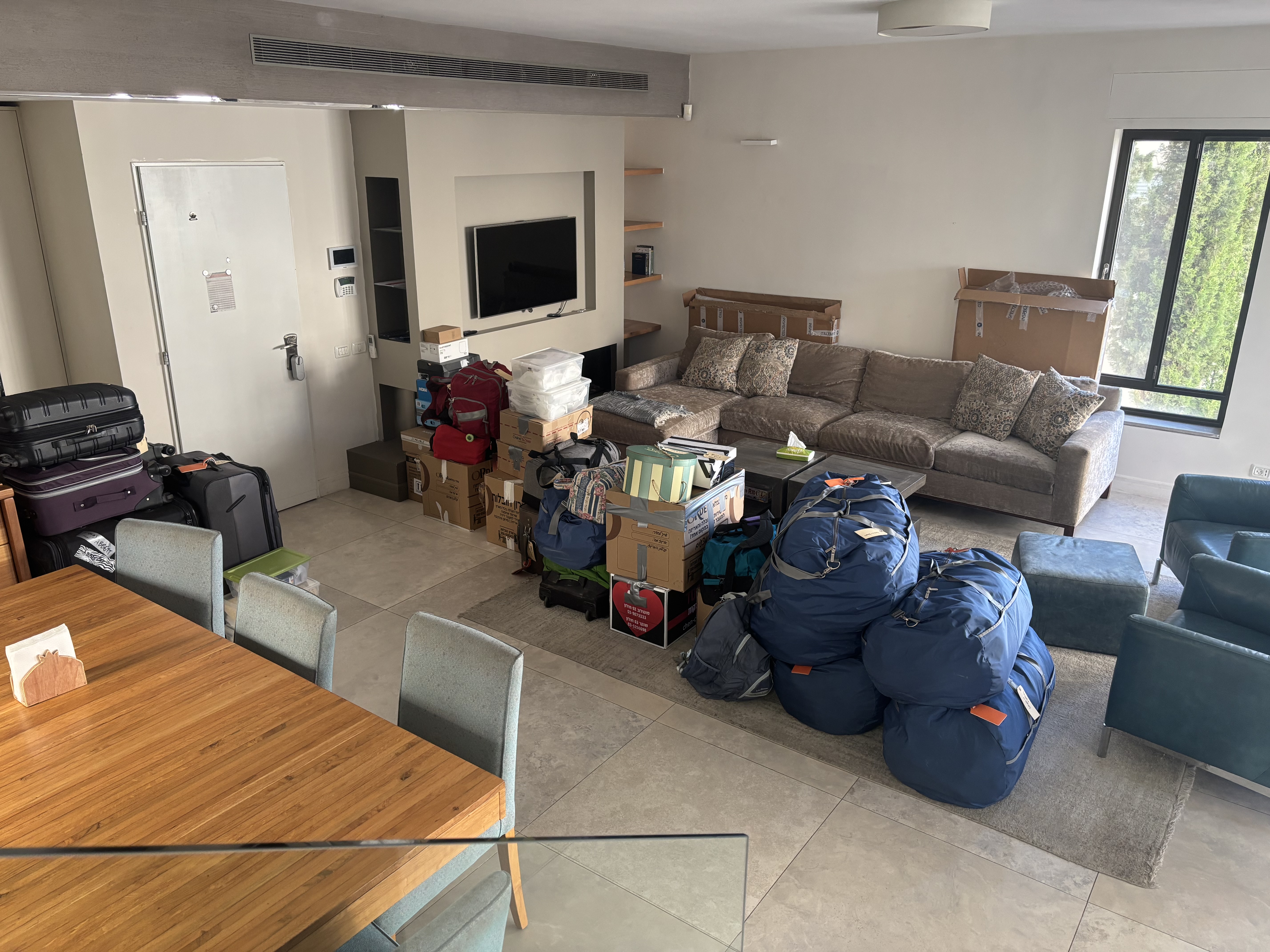 Moving our bags from Nili to Dostai