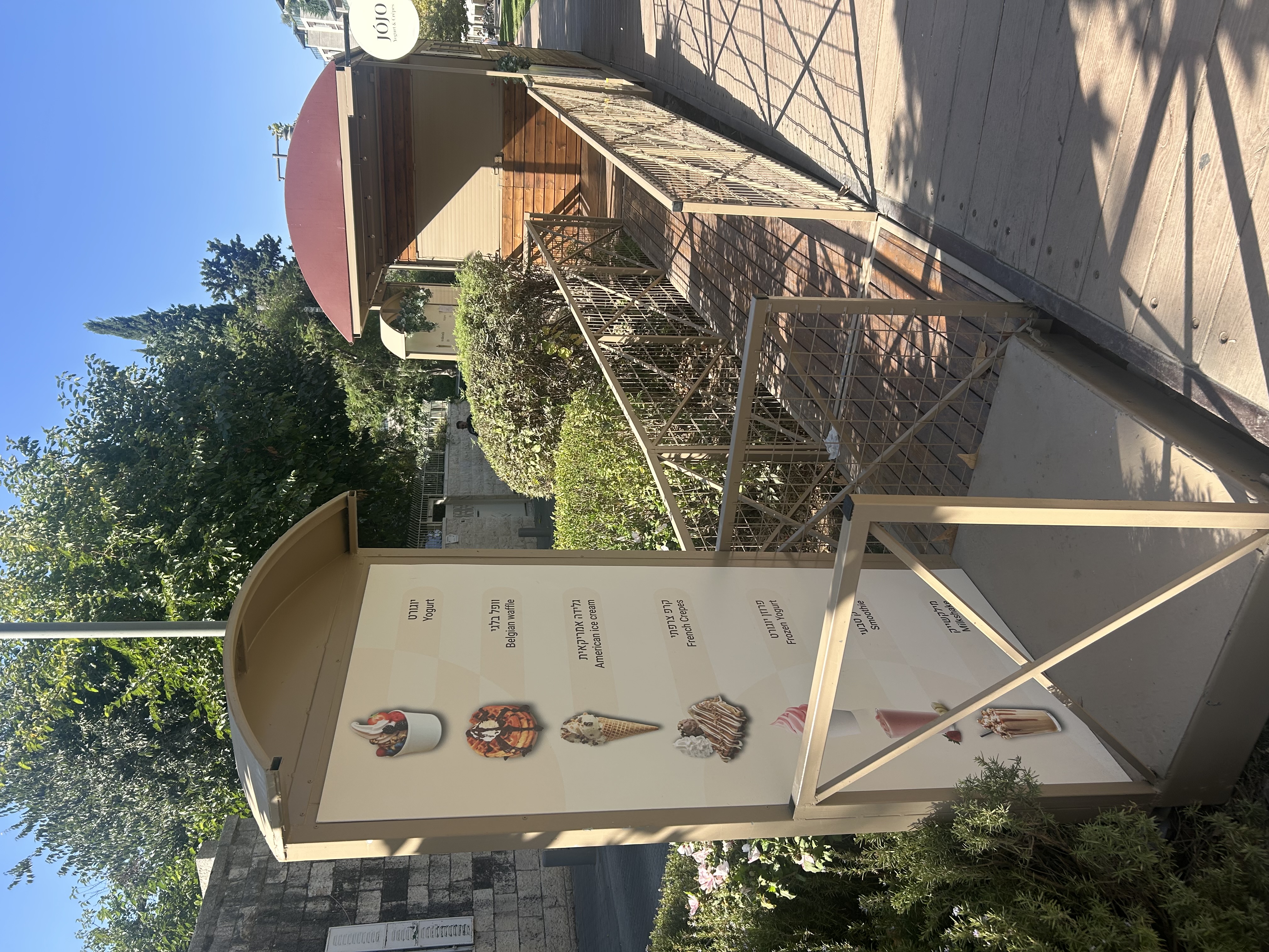 A cafe stall on the Mesilla listing “American Ice Cream” on their menu.